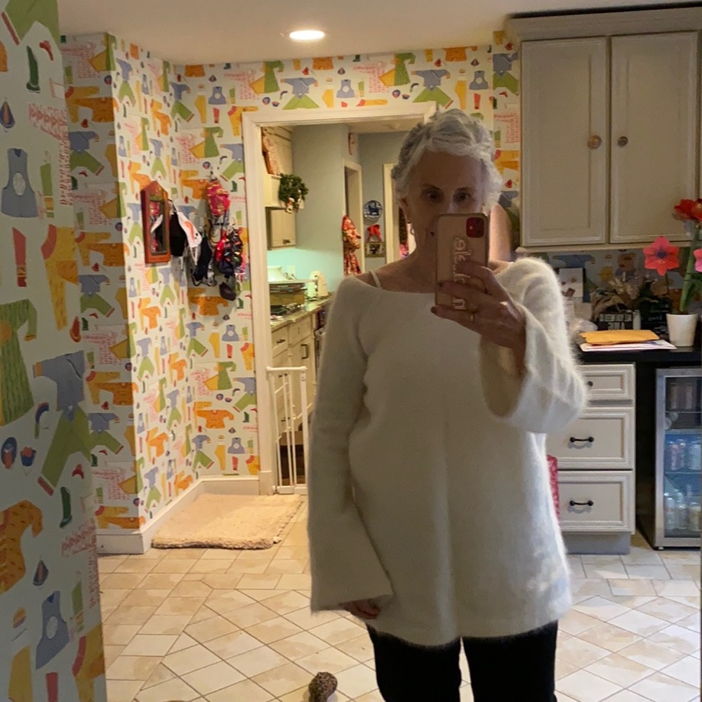 Creamy white free people sweater with a deep back. Only worn twice!